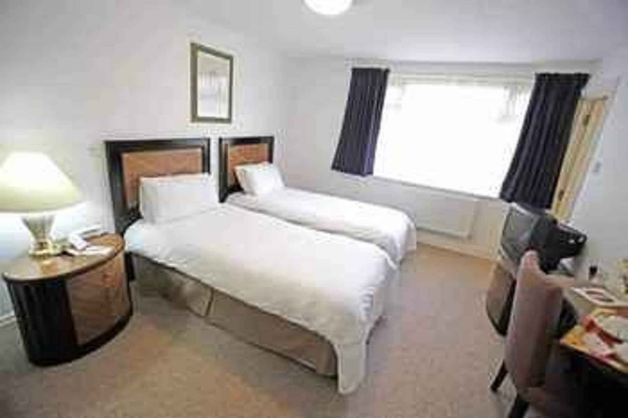 Russ Hill Hotel Charlwood Bagian luar foto