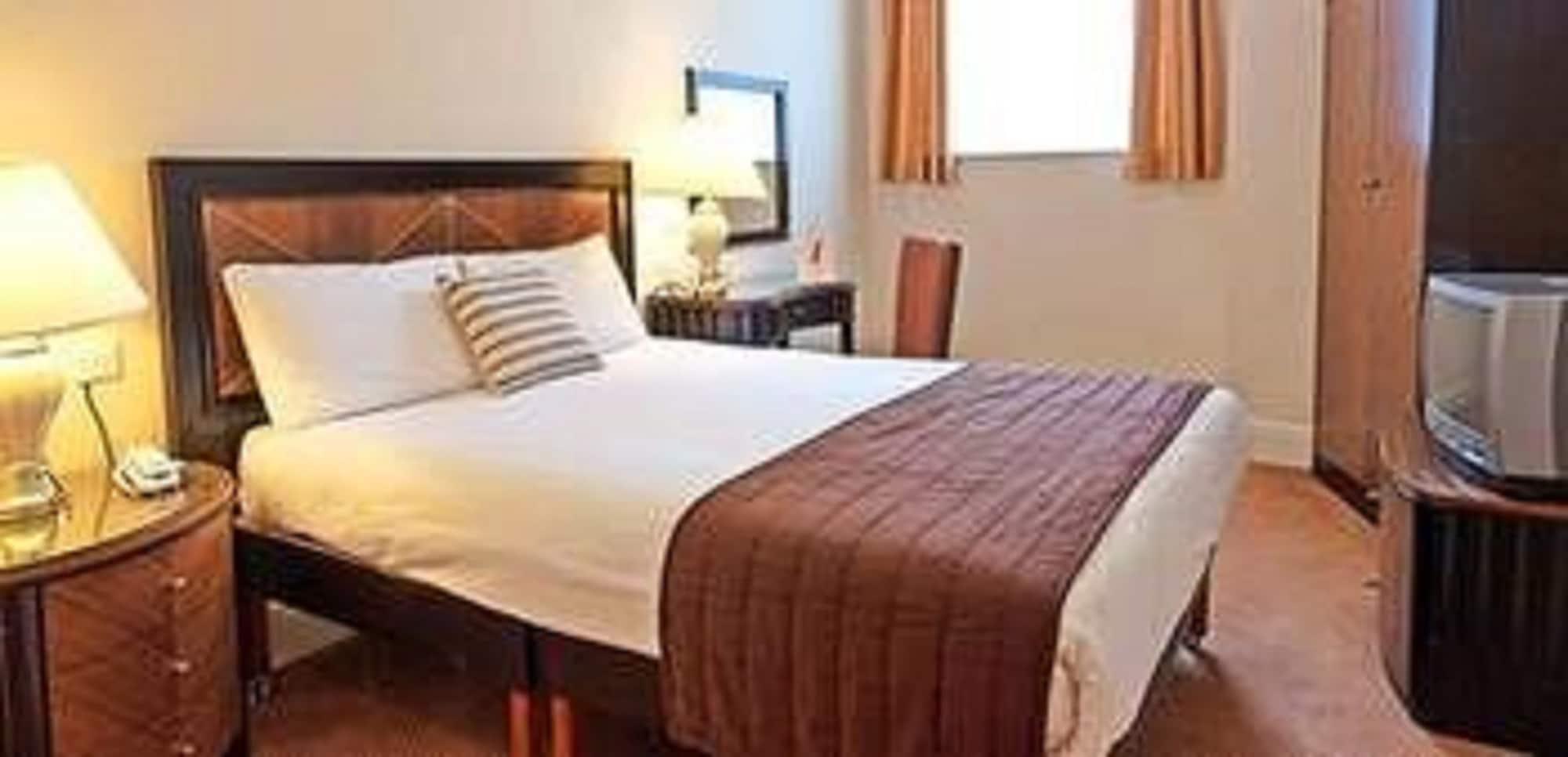 Russ Hill Hotel Charlwood Bagian luar foto