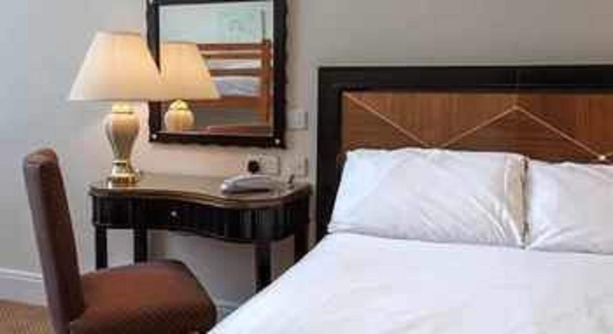 Russ Hill Hotel Charlwood Bagian luar foto